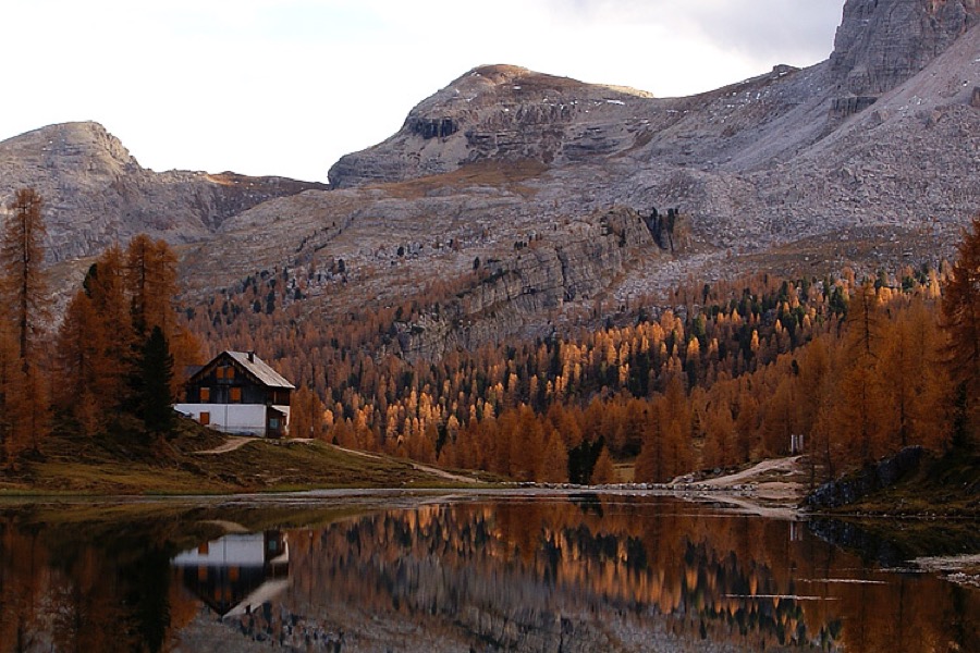 Rifugio Croda da Lago beside Lago Federa